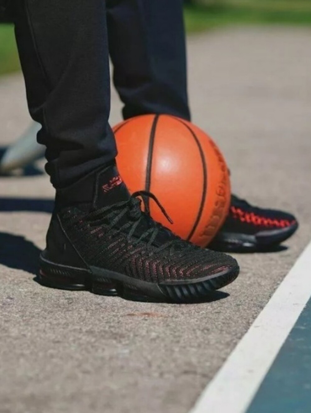 Nike Lebron XVl 16's Fresh Bred Black And Red Sneackers